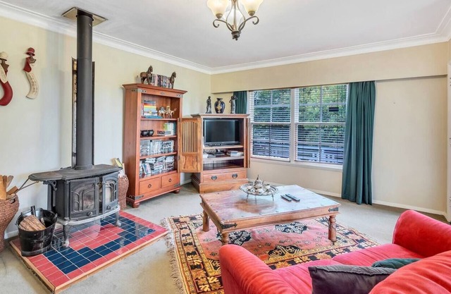 Rustic, cosy, fully equipped, close to forests, beaches and CBD.