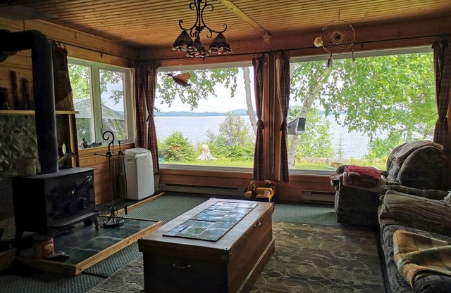 Casa rústica en gran lago en Quebec