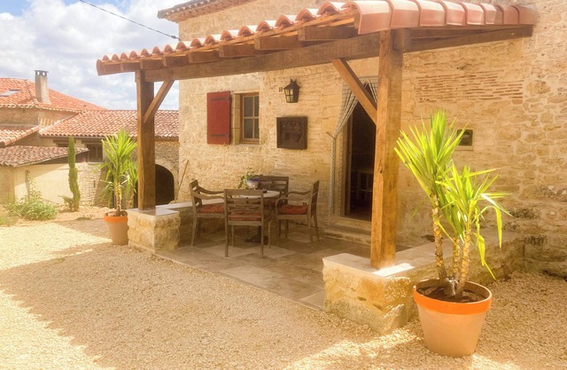 Rustic country house with courtyard and spa bath