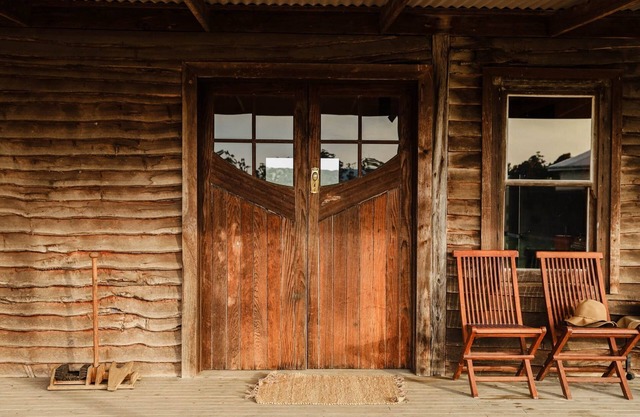 Rustic country lodge with spectacular fire pit and nearby hiking trails