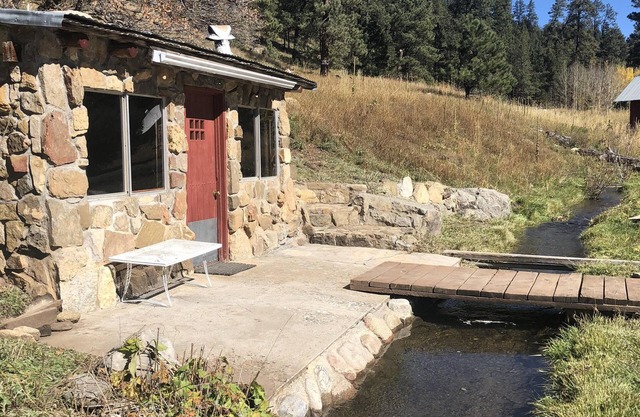 Cabaña rústica de Mountian en el río