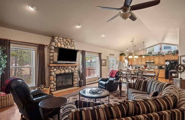 Rustic & Cozy 4BR - Fenced In Spacious Deck, BBQ