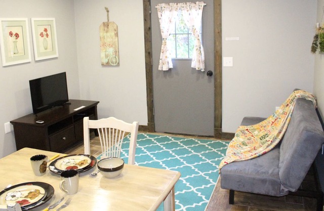 Rustic & Cozy basement Near skiing, Ogden, Layton. You'll love Mountain views!