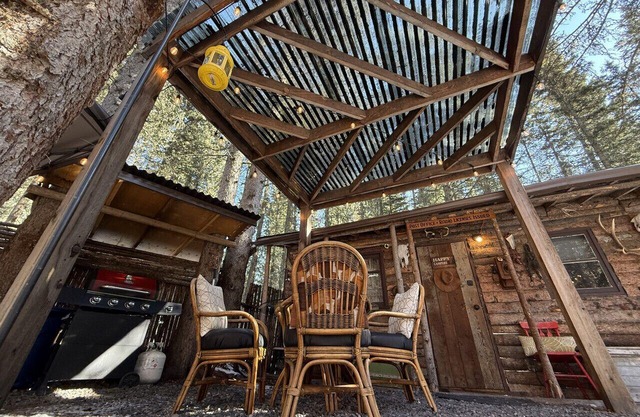 Rustic Cozy Cabin with hot tub