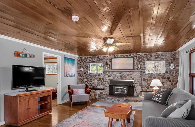 Rustic & Cozy Cottage - Just a 4 Min. Drive to the Beach!