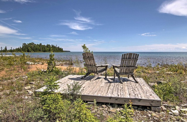 Rústico De Tour Village Cabin w / Deck en el Lago Huron!