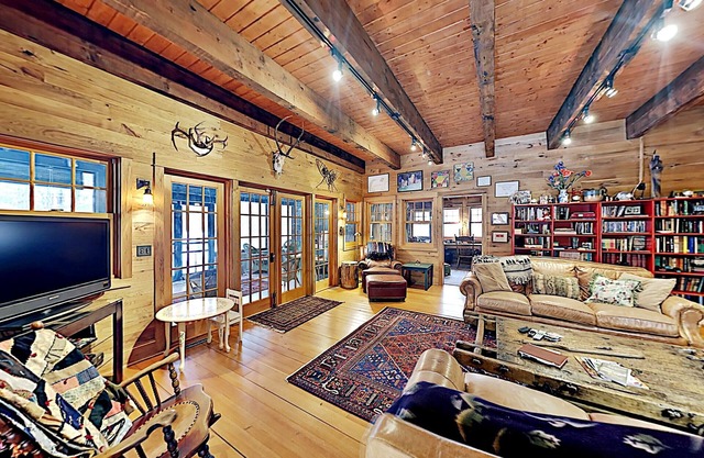 Rustic Elegance Beautiful cabin with screen porch on clear, private lake