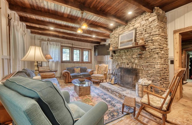 Rustic Elegance: Cabin near Wineries & Gold Mines
