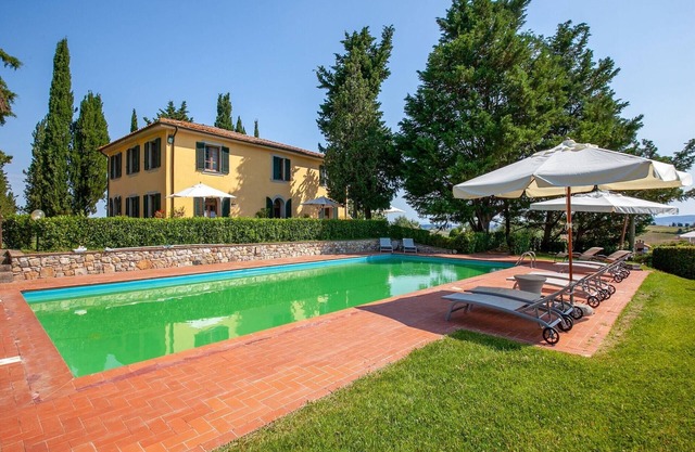 Elegante casa de vacaciones con baño de burbujas