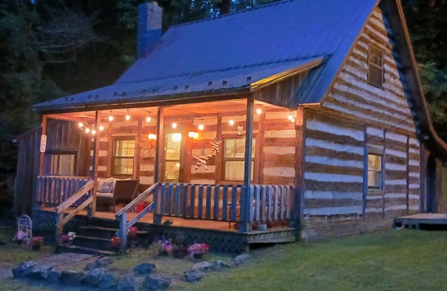 Little Cabin on Huckleberry, 1800s Rustic Log Cabin WIFI Fireplace AC Smart TV