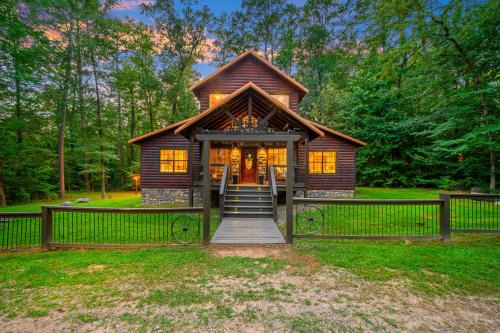 Rustic Family Getaway - Hot Tub, Pool Table, Pets, Near Attractions