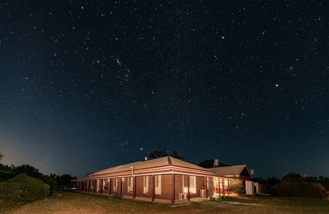 Rustic Farm House Stay- Bendigo w/ pool and spa. Pet Friendly!
