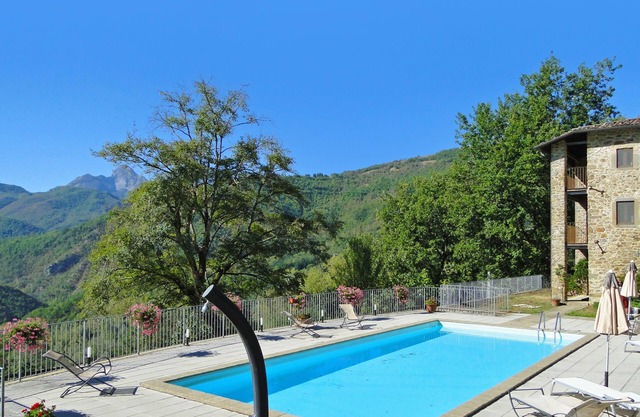 Casa de campo rústica, piscina privada de 5 dormitorios, a pie de restaurante, vistas a la montaña!