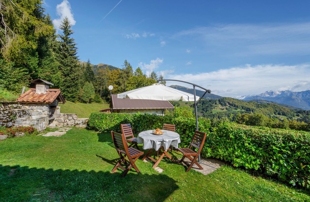Casa de vacaciones rústica "Baita Nido tra i Monti" con vistas a la montaña y terraza