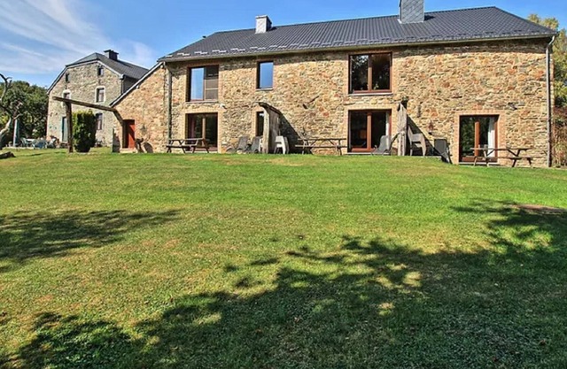 Casa de vacaciones rústica en Sainte-Ode con jardín