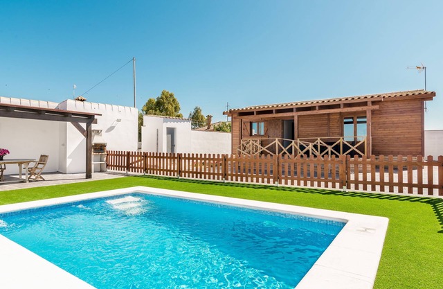 Casa rústica con piscina, terraza espaciosa y Wi-Fi; aparcamiento disponible y mascotas permitidas