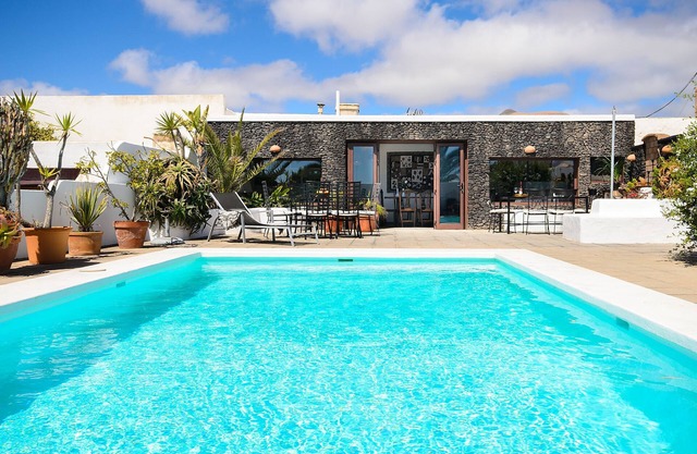 Casa rústica a un paso de la playa con piscina, terrazas y jardín