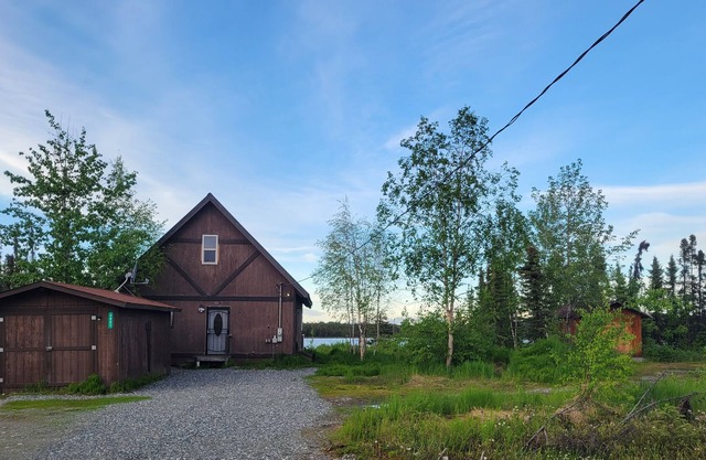 Rustic house on small lake with beautiful mountain views