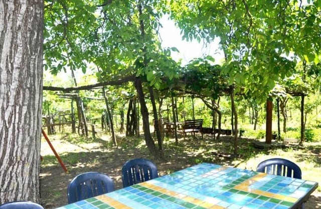 COSTA AMALFITANA, casa rodeada de vegetación de las montañas Lattari.