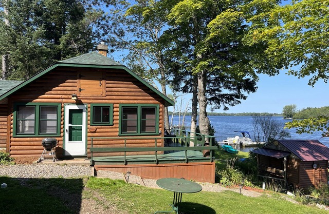 RUSTIC LAKESIDE COTTAGE ON TRANQUIL SUNSET LAKE