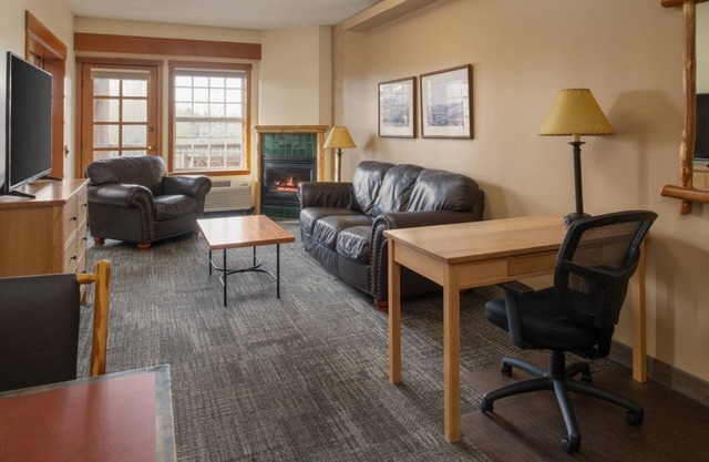 Rustic Lodge Room w/ Balcony, On-site Restaurant & Scenic Atmosphere
