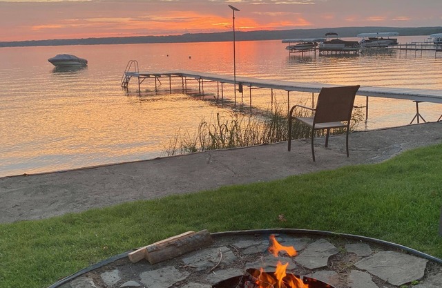Frente al agua, paseos en bote, pesca, romántico y rústico -Cabin en Burt Lake Michigan