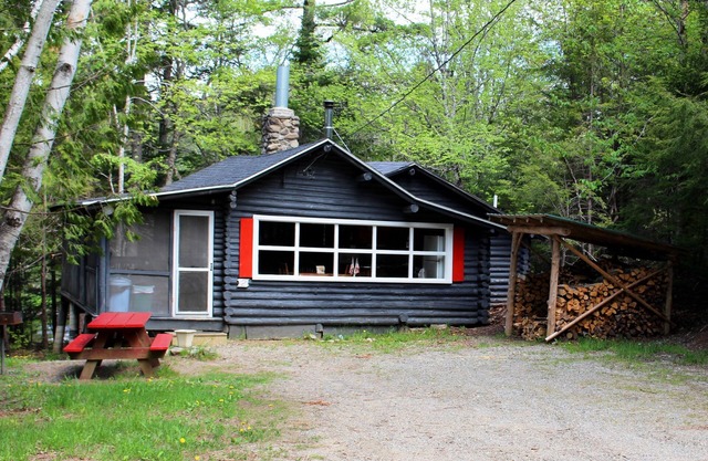 Pet-Friendly totalmente equipada cabaña con vistas al agua en Downeast Maine, para 4 personas
