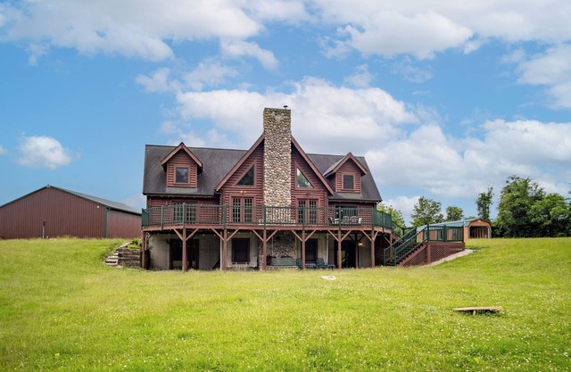 Rustic Log Retreat on Eleven Acres. Sleeps 24. Pond and close to Intel.