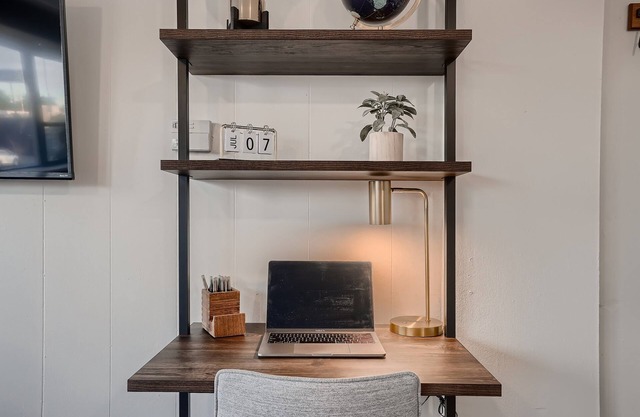 Rustic Luxe Studio - Cozy Studio/ minutes to Downtown