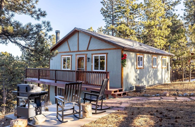 Relaxing forest retreat with wildlife, deck views, and space to breathe