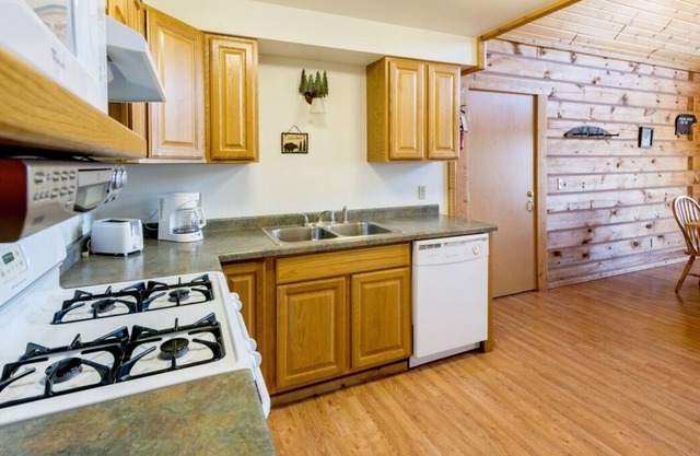 Rustic Luxury Getaway with On-Site Restaurant and Pool, Near Three Bears Resort