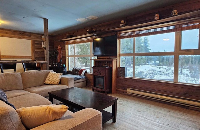 Rustic Meets The Amenities With Mountain Views
