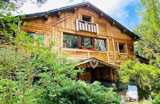 Rustic Mountain Chalet with Jacuzzi