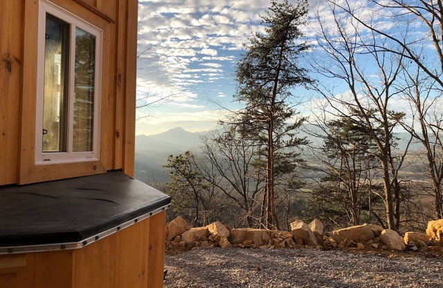 ¡Mountain Farmer es una experiencia rústica en una excelente ubicación con HotTub privado!