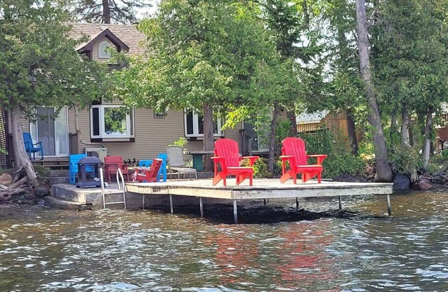 Rustic Pines Waterfront Cottage *CLEAR WATER*