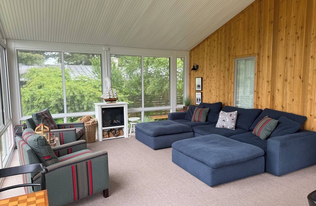 'Retiro refinado rústico' Lakeside Home - ¡Camine a todo!
