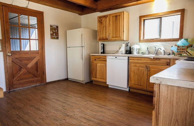Rustic Retreat - 3 Bedrooms, 3 Bathrooms - Beautiful Cabin on 5 Acres of Land