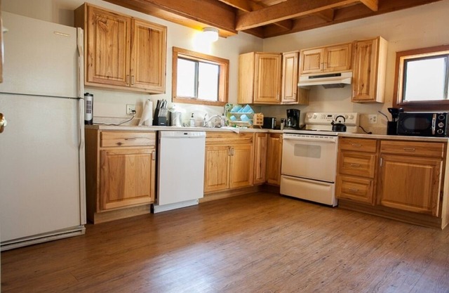 Rustic Retreat-Beautiful Cabin on 5 Acres of Land