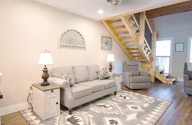 Rustic Retreat 3Bed/3Ba Walk In Quiet Close to Lake TaneyComo & The Landing
