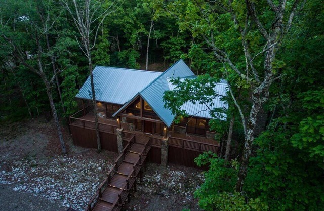 2 Bedroom LUXE cabin mins from area attractions, hot tub and more!