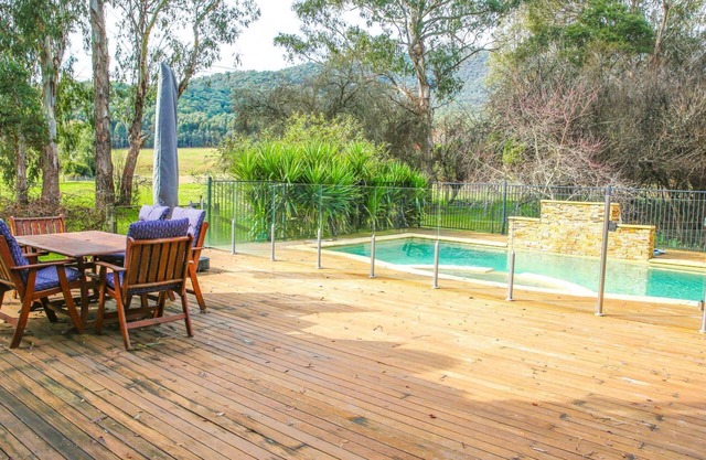 RUSTIC RETREAT - Tranquil retreat with a pool close to Bright