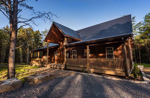 RUSTIC RETREAT w/ Hot Tub - Rest and Relaxation for the Entire Family Sleeps 14