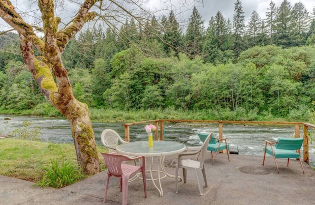 Rustic riverfront cabin near Florence