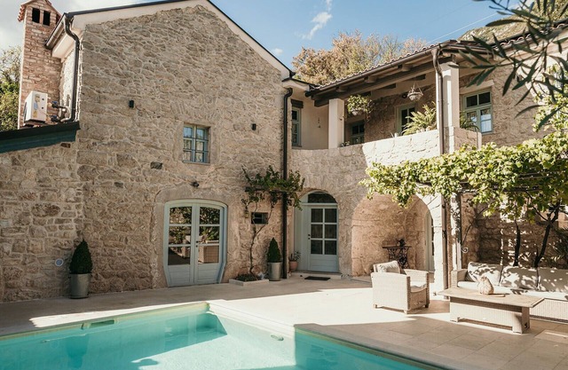Villa de piedra rústica con piscina privada cerca de Crikvenica