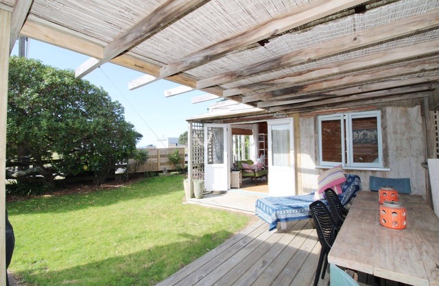 Rustic Sunny Whangapoua Cabins