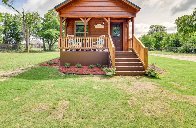 Rustic Texas Getaway w/ Grill on 30 Acres