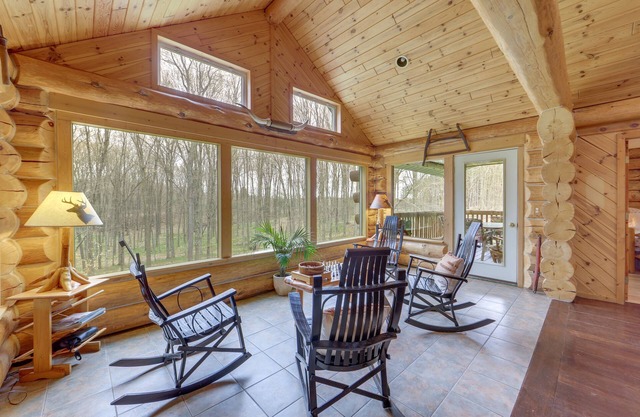 Lavish Tustin Cabin en 7 Acres w / Fire Pit & Porch!