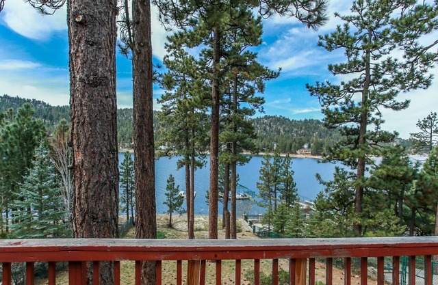 Rustic Vintage Lakefront - Features 70's / 80's Style To Experience An Older Style Cabin! Lakeview! 4 Bedroom Home