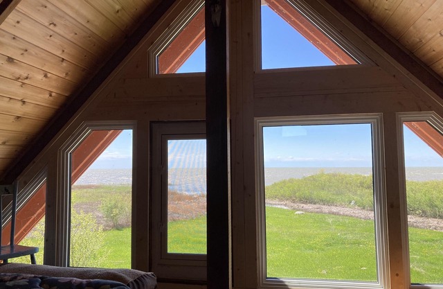 Rustic Waterfront, Lakeside Cottage with Stunning Views 1 hour from Winnipeg.