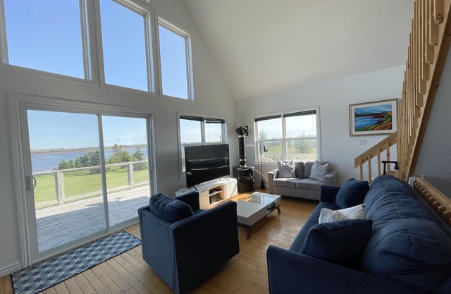Rustico Cottage With Ocean Views, Access To Red Sand Beach!